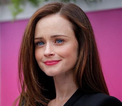 how tall is alexis bledel in feet|Alexis Bledel Bio, Age, Body Measurements,。